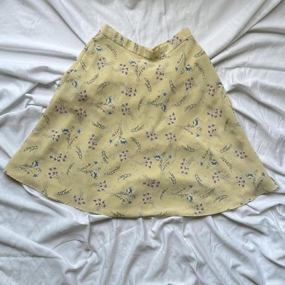 Vintage butter yellow 90’s floral skirt with zipper closure